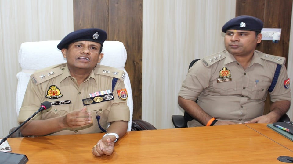 पत्रकार वार्ता करते एसपी हाथरस चिरंजीव नाथ सिन्हा