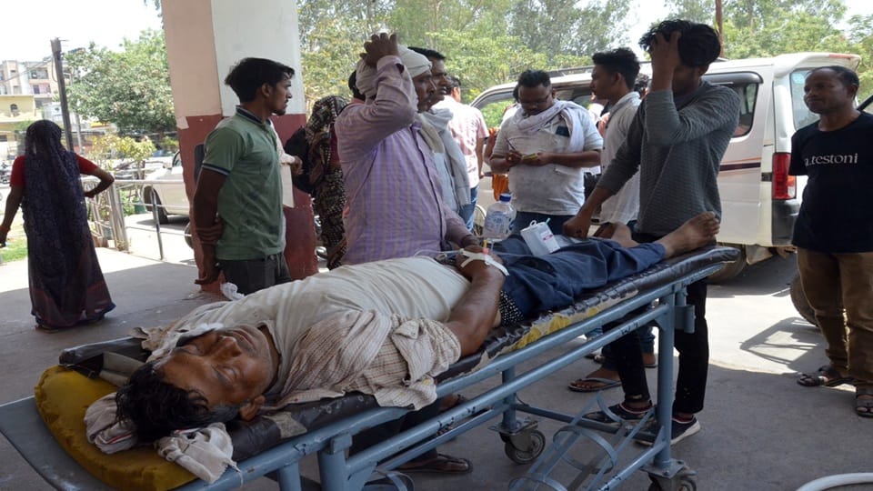 जेएन मेडिकल में जूनियर डॉक्टरों की हड़ताल के बाद वापस लौटते मरीज
