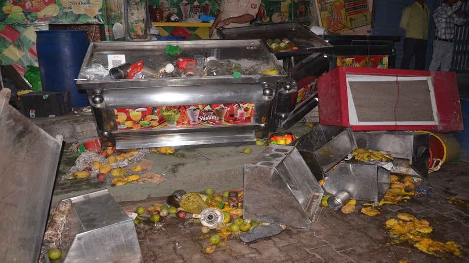 काउंटर गिरा हुआ और सामान बिखरा हुआ