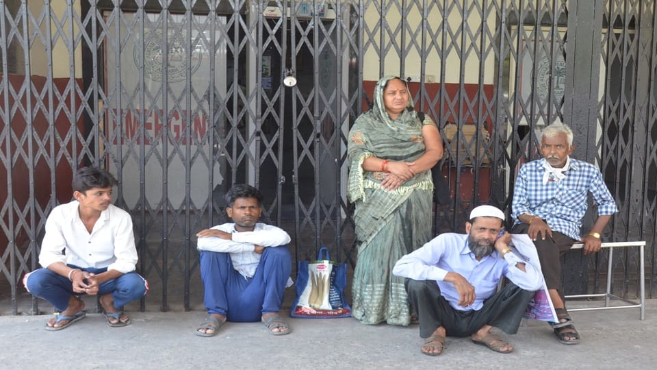 जेएन मेडिकल की इमरजेंसी में जूनियर डॉक्टरों की हड़ताल के दौरान खुलने के इंतजार में बैठे मरीज।