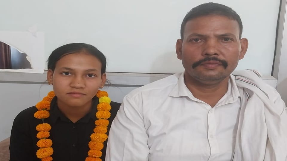 इंटर टॉपर अलीगढ़ जिला शिखा कुमारी