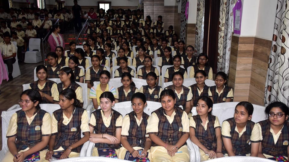 वाद विवाद प्रतियोगिता में छात्र-छात्राएं