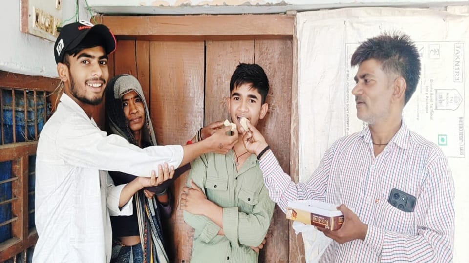 ई रिक्शा चालक का बेटा सौरभ टॉपर