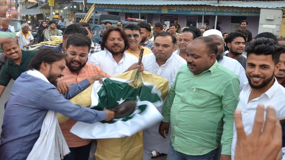 पाक झंडे को जूता से मारते लोग