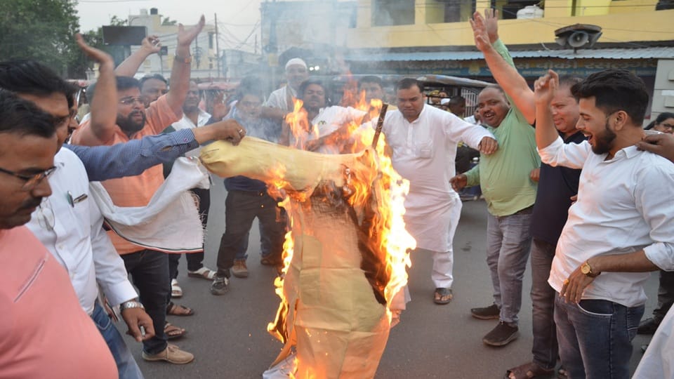 पाकिस्तान पुतला जलाते लोग