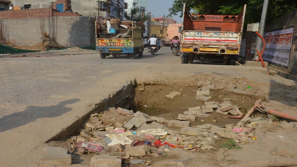 रावण टीला रोड पर पाइप लाइन सही करने के लिए खोदा गया गड्ढा खुला पड़ा हुआ