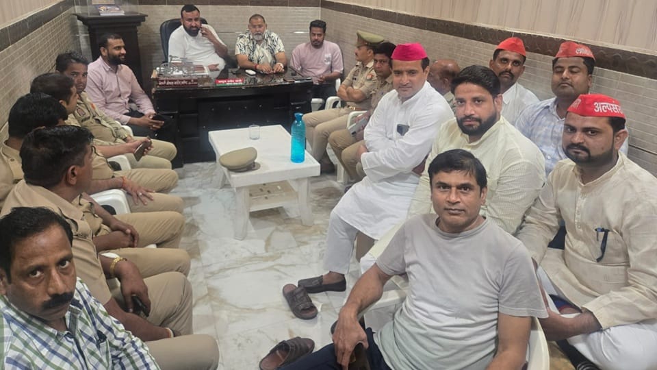 सपा नेता नजरबंद