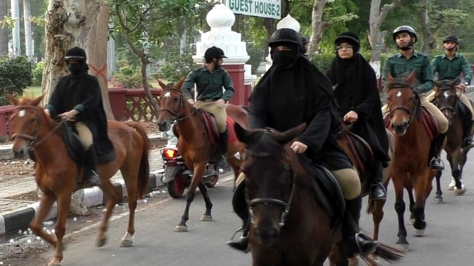 एएमयू में नगर निगम के खिलाफ मार्च निकलने के दौरान घोडे पर सवार छात्र-छात्राएं