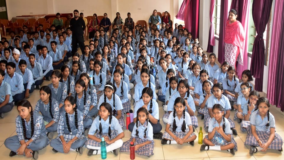 एसआरके इंटरनेशनल स्कूल के बच्चे