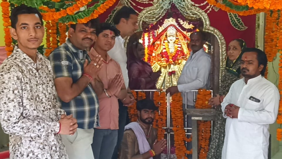 गंगा सप्तमी के उपलक्ष में गंगा मंदिर में पूजा अर्चना करते भक्त