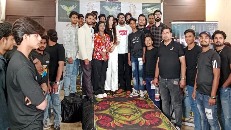 अलीगढ़ शहर के सिटी क्लब में आयोजित बिगेस्ट मॉडलिंग ऑडिशन 