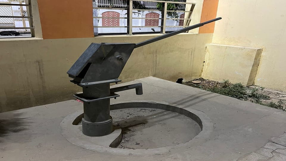 बेगपुर में खरा पड़ा हैंडपंप