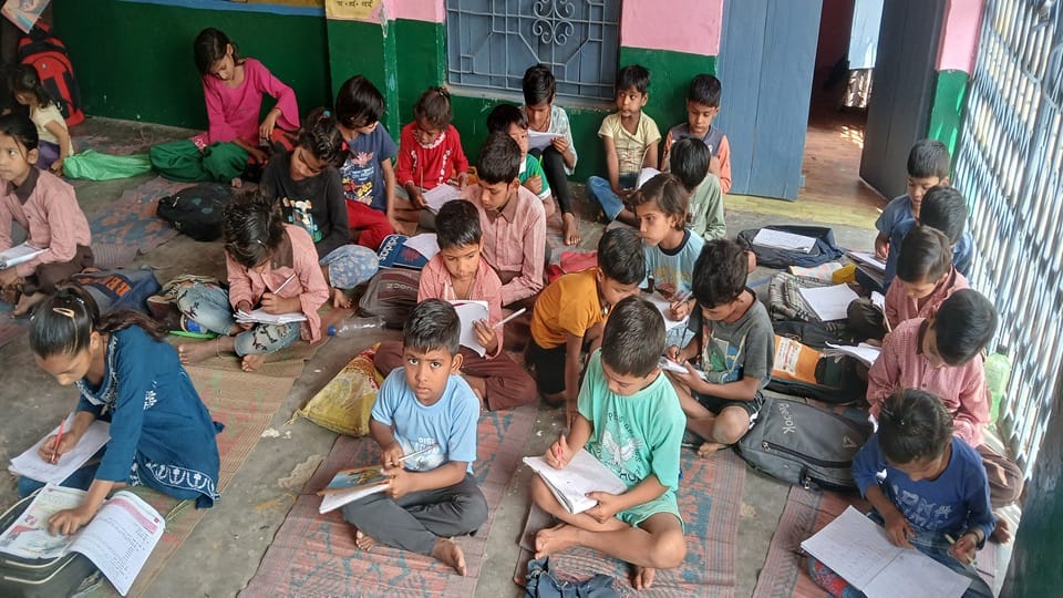 नगला नत्था के प्राथमिक विद्यालय में जमीन पर बैठे छात्र