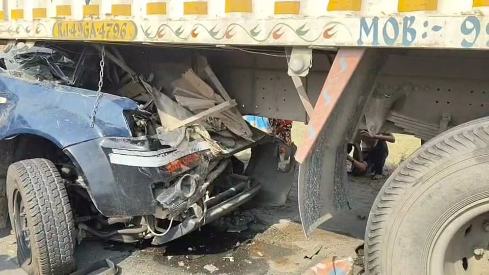 पुलिस वैन कैंटर में जा घुसी