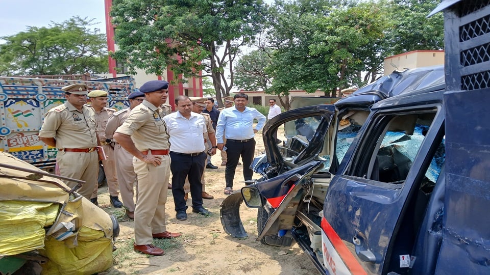 पुलिस-प्रशासनिक अधिकारी घटनास्थल पर