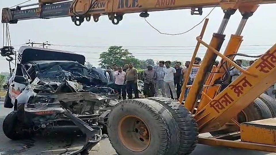 क्षतिग्रस्त पुलिस वैन