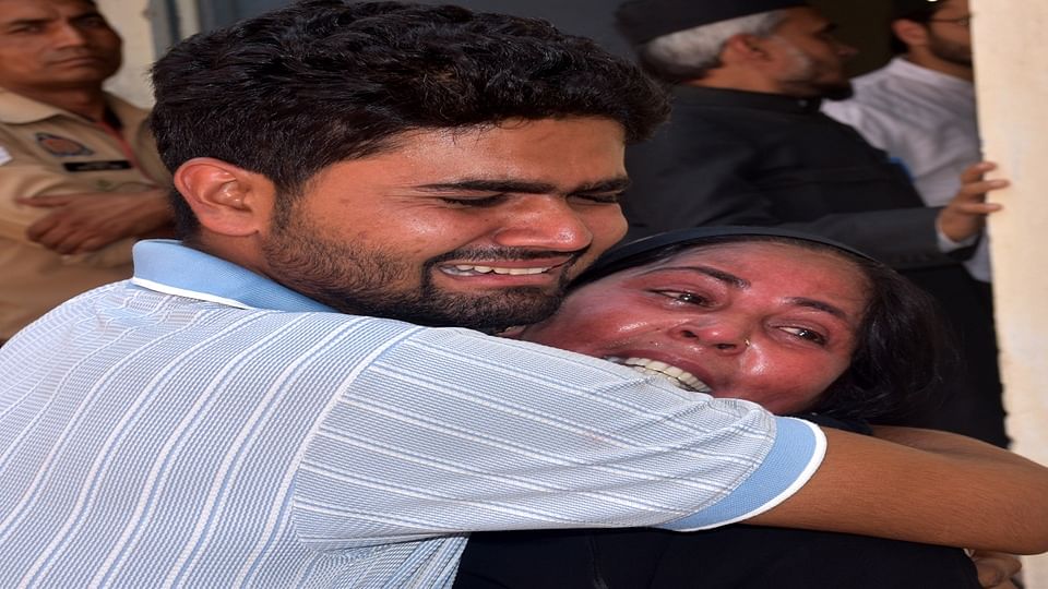 खेरेश्वर चौराहे के पास गाड़ी दुर्घटनाग्रस्त होंने से हुई बंदी गुलशन की मौत के बाद विलाप करती बहन व परिवार के लोग।