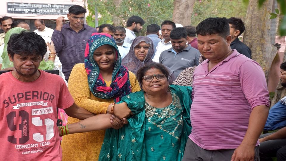 बलवीर की मौत के बाद पोस्टमार्टम पर विलाप करती पत्नी व अन्य