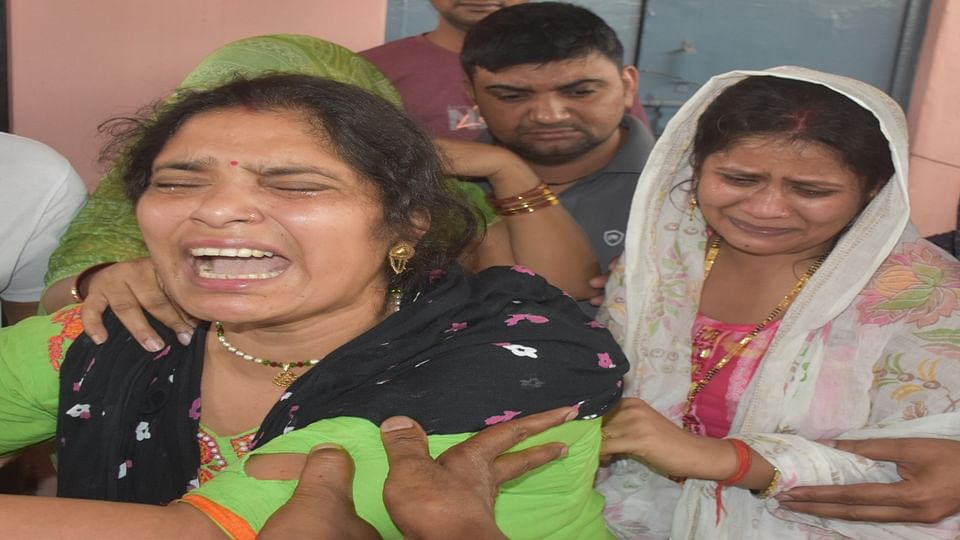 पोस्टमार्टम पर विलाप करती बेटी व बेटे की बहू