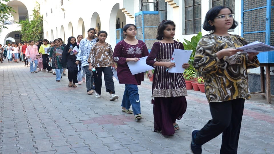 अब्दुल्ला गर्ल्स हाई स्कूल से कक्षा 6 की प्रवेश परीक्षा देकर बाहर निकलती परीक्षार्थी