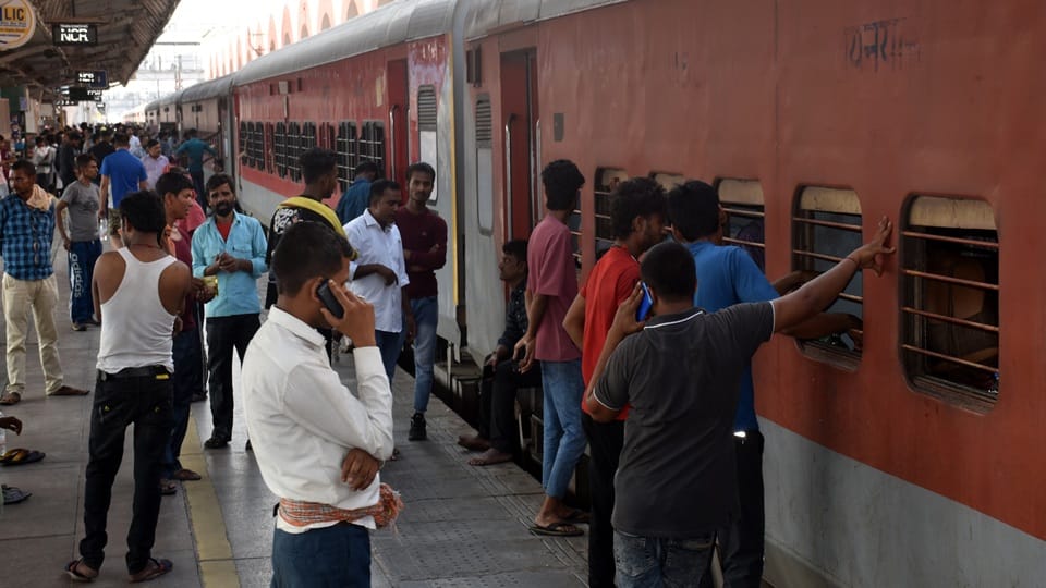 अलीगढ़ रेलवे स्टेशन पर बिहार संपर्क क्रांति एक्सप्रेस 
