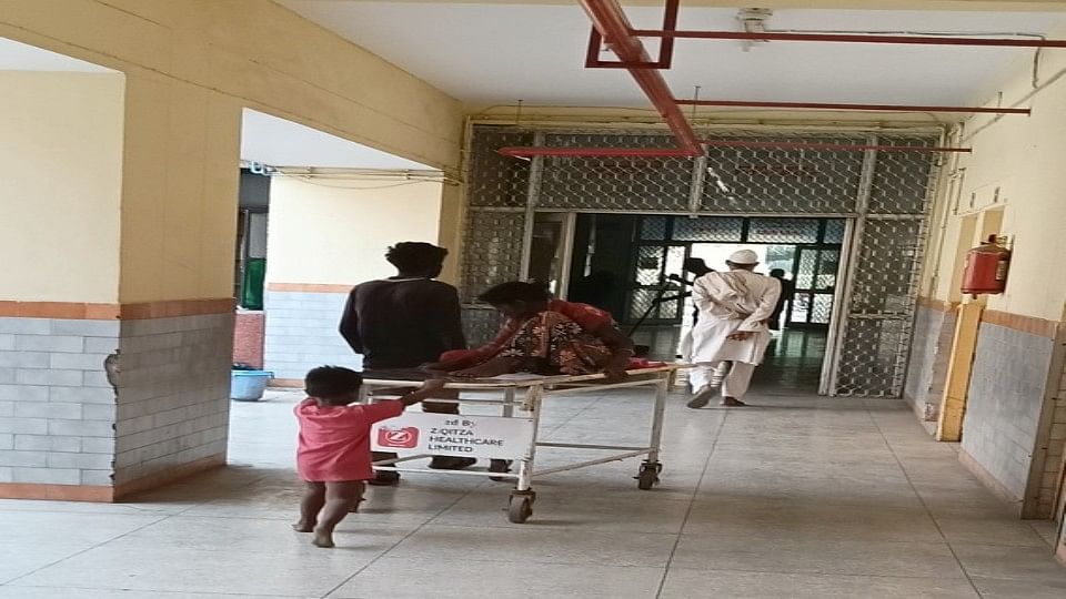 वार्ड बॉय न मिलने पर पति ने खिंची स्ट्रेचर, पीछे से बच्चे ने मारा धक्का