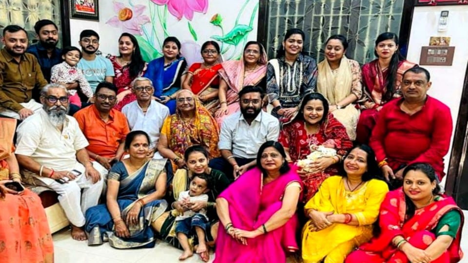 परिवार दिवस पर ......सरकोड़ा परिवार के मुखिया सुरेश चंद्र वार्ष्णेय-सौभाग्यवती वार्ष्णेय,पुत्र एवं पुत्र वधु उमेश चंद्र सरकोड़ा-पूनम सरकोड़ा, राजेश सरकोड़ा-प्रीति सरकोड़ा, मुकेश सरकोड़ा- पूनम वार्ष्णेय, पौत्र एवं पौत्र वधू गगनेश वार्ष्णेय-आकांक्षा वार्ष्णेय, सचिन वार्ष्णेय-अर्चिता वार्ष्णेय,लवलेश वार्ष्णेय - आकृति वार्ष्णेय,पौत्र अभय वार्ष्णेय पौत्री रिया वार्ष्णेय,अंचला वार्ष्णेय, प्रिया वार्ष्णेय,पंती एवं पंतिनी विआन,  अव्यान,प्रिशा।