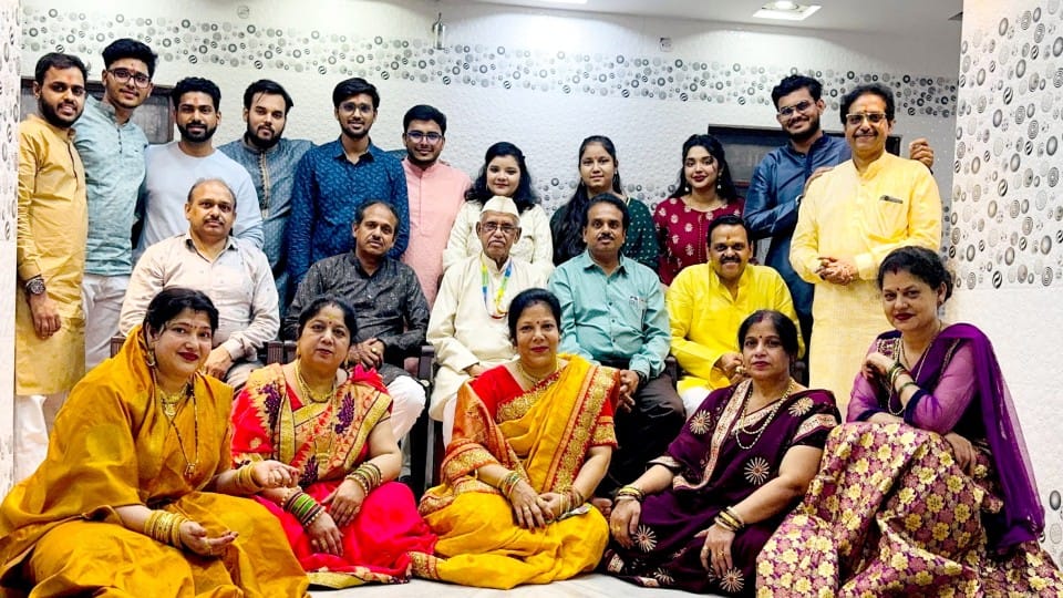 अचल ताल स्थित राजाराम मित्र अपने बेटे बहू     नितिन वार्ष्णेय, सरिता वार्ष्णेय रतन वार्ष्णेय मित्र, ममता गुप्ता  विपिन राजाजी, वंदना वार्ष्णेय भुवनेश वार्ष्णेय आधुनिक, दीपिका वार्ष्णेय, रजन वार्ष्णेय आधुनिक, अंजना वार्ष्णेय, वरुण वार्ष्णेय, मोनिका, सक्षम वार्ष्णेय,  अभिनव वार्ष्णेय, तनिष्क वार्ष्णेय, मोहित वार्ष्णेय , लव वार्ष्णेय, शुभांगी वार्ष्णेय, यशी वार्ष्णेय के साथ ।