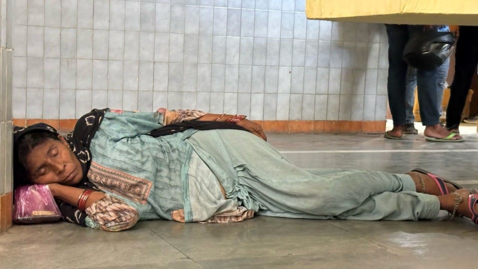 इंतजार में नीचे जमीन पर ही सो गई महिला