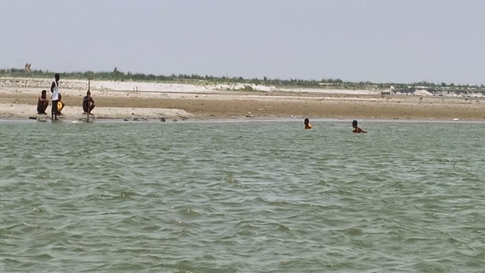 सांकरा गंगा घाट पर स्नान के दौरान डूबे बिंटू की तलाश करते निजी गोताखोर