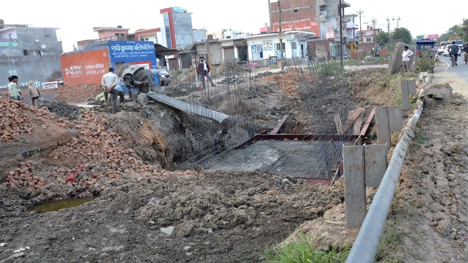 क्वार्सी बंबा में बनी पुलिया