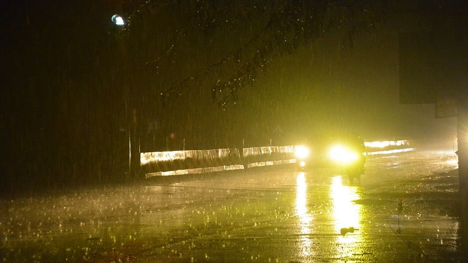 तेज बारिश में निकलते वाहन
