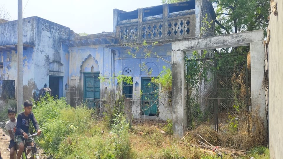 डॉक्टर डेथ के गांव पुरैनी में उसका पुश्तैनी घर