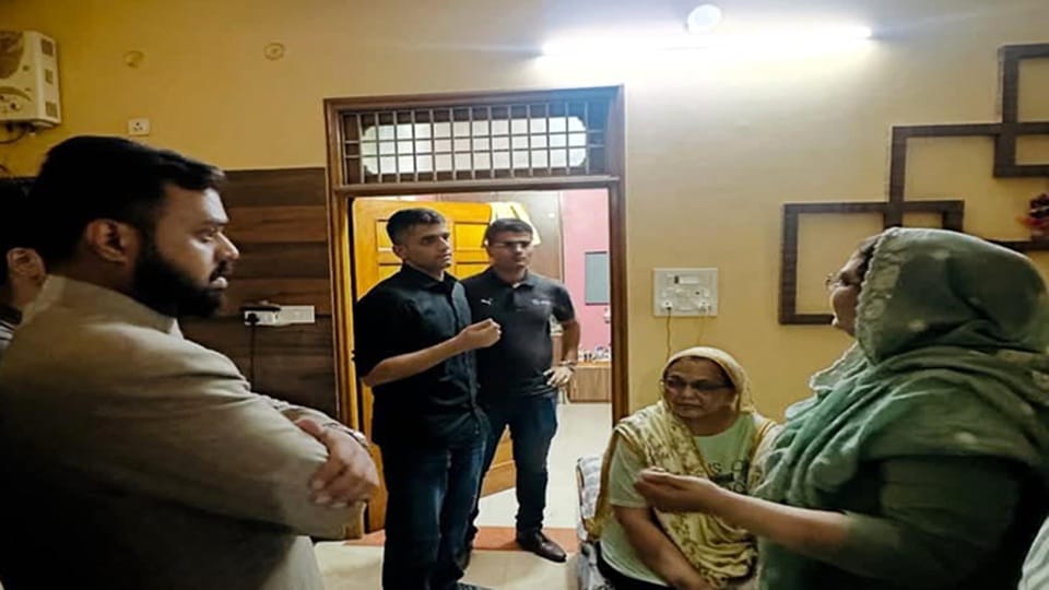 लूट होने के बाद एसपी सिटी को घटना की जानकारी देती हुमायुसुफ