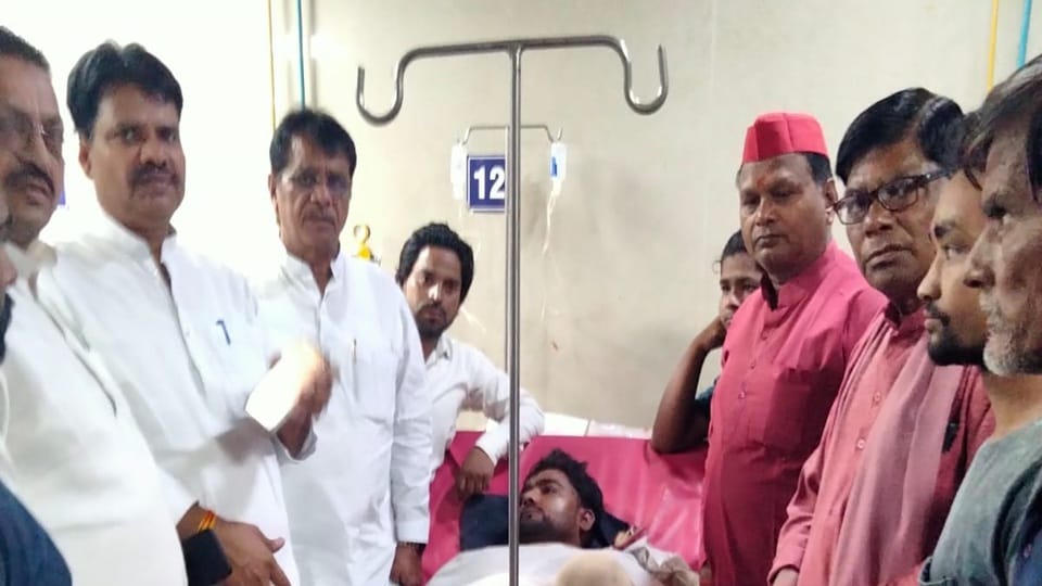 घायल मीट व्यापारियों से मिलने पहुंचे सपा नेता