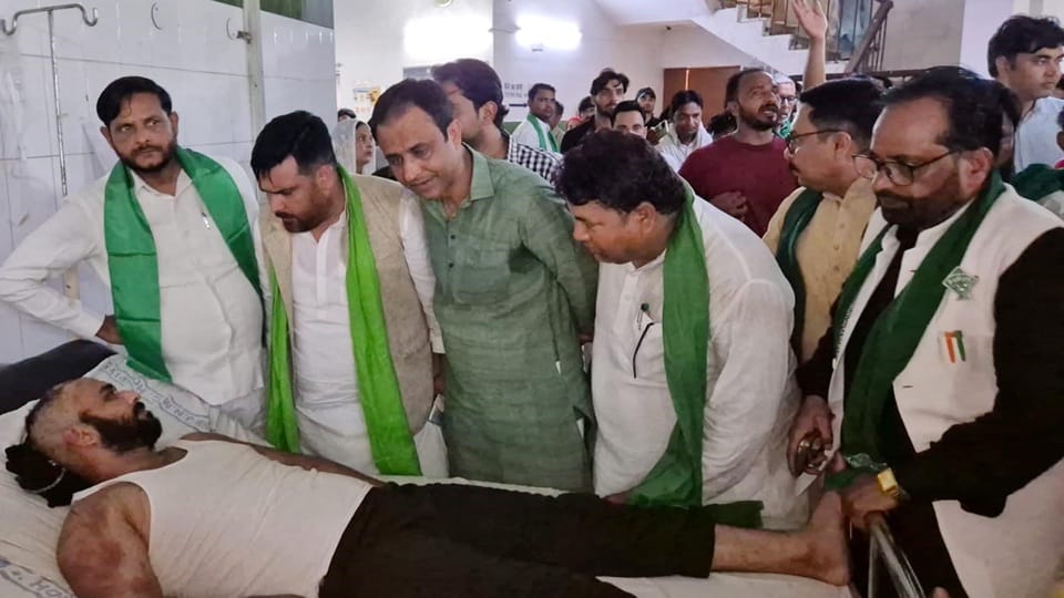 जेएन मेडिकल कॉलेज में घायल मीट व्यापारी से वार्ता करते एआईएमआईएम के अदील अल्वी,डॉ मेहताब चौहान,यामीन खान अब्बासी व अन्य
