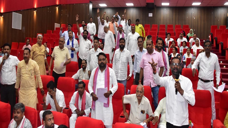 हैबिटेट सेंटर में नगर निगम बोर्ड की बैठक में हंगामा करते पार्षद