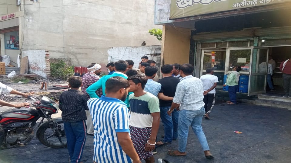 हाथरस के अलीगढ़ रोड स्थित खंडेलवाल मिष्ठान भंडार पर हंगामा