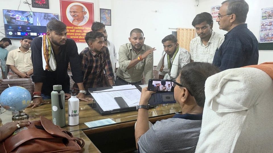 प्राचार्य के सामने हंगामा करते छात्र नेता