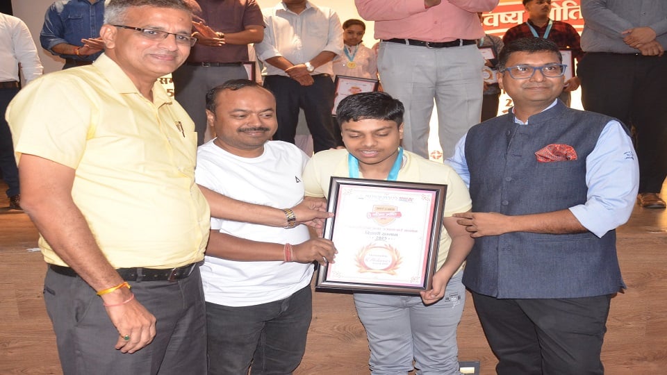 छात्र को किया गया सम्मानित
