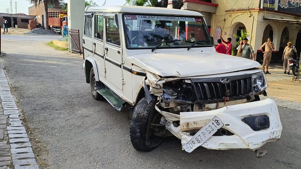 दरोगा की क्षतिग्रस्त गाड़ी