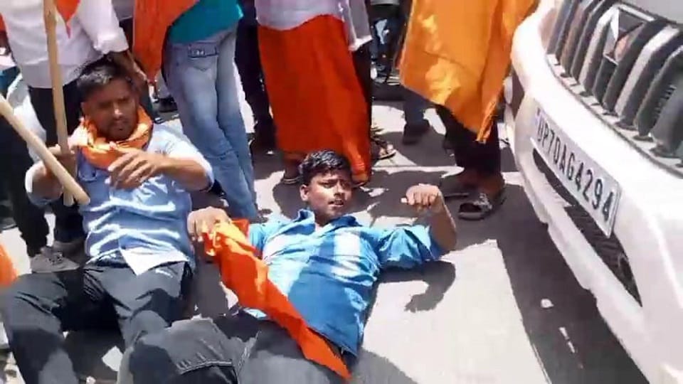 एसएसपी कार्यालय के बाहर गेट पर धरना पर बैठे अखिल भारतीय करणी सेना के पदाधिकारी के दौरान वहॉ से निकल रही सीओं की कार के आगे लेटे करणी सेना के पदाधिकारी