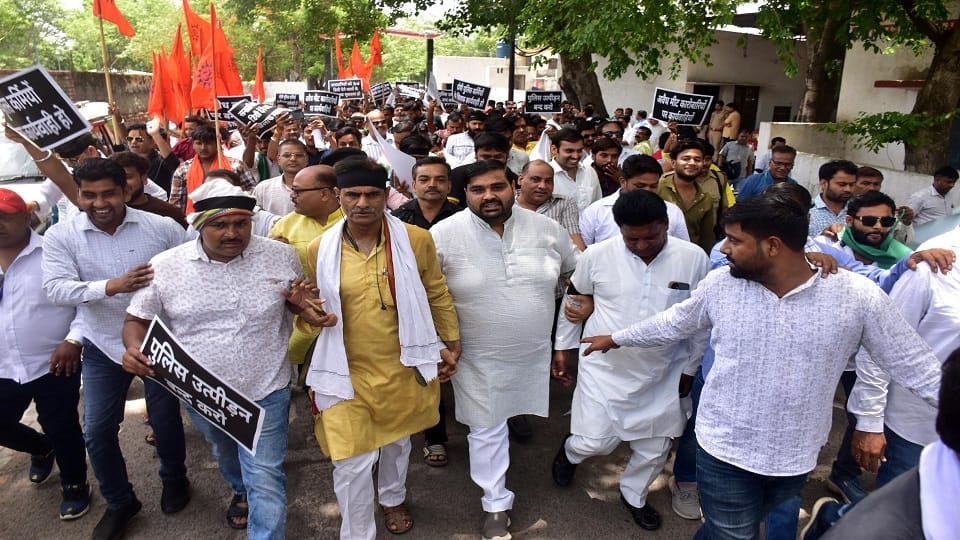 अखिल भारतीय करणी सेना द्वारा पैदल मार्च कर एसएसपी कार्यालय जाते पदाधिकारी