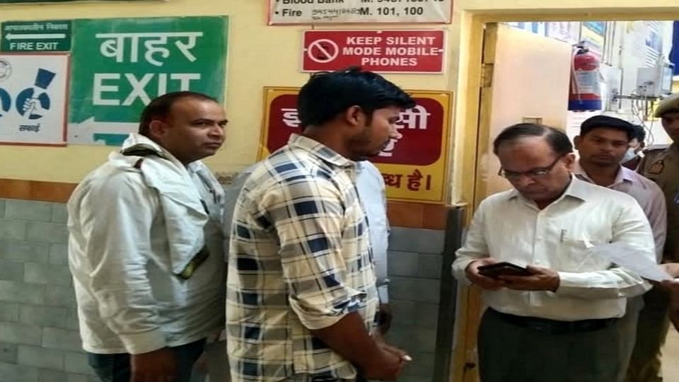 दीनदयाल संयुक्त चिकित्सालय में मॉक ड्रिल के दौरान मौजूद सीएमओ डॉ. नीरज त्यागी