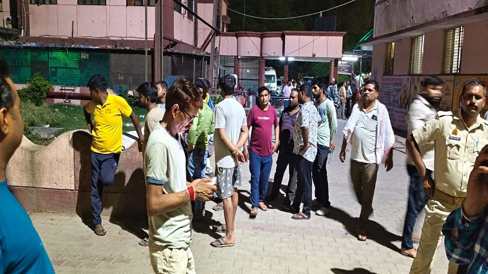 जिला अस्पताल में जमा भीड़