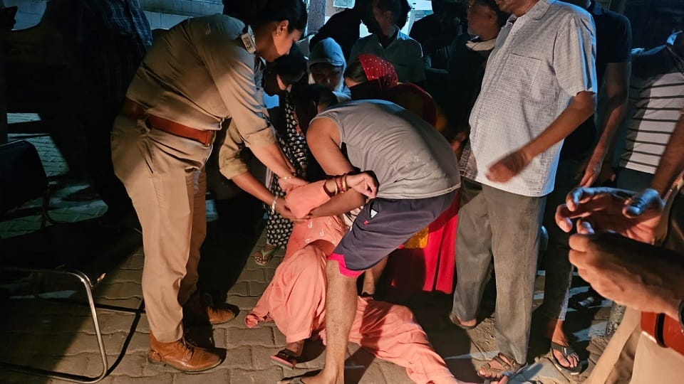बागला जिला अस्पताल में मृतका की मां को संभालती पुलिस व बेटा विशाल