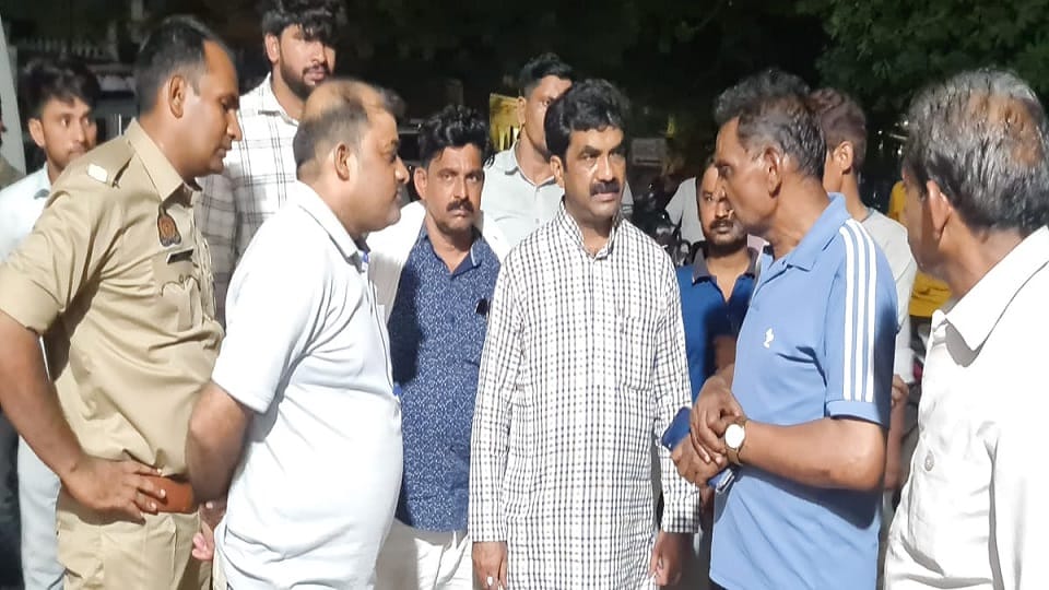 पोस्टमार्टम गृह पर डीएम के वाहन चालक राकेश शर्मा से बात करतेे ब्लॉक प्रमुख रामेश्वर उपाध्याय।