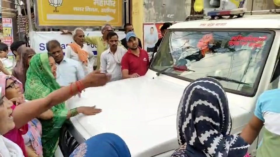 अलीगढ़ में जल संकट पर विरोध