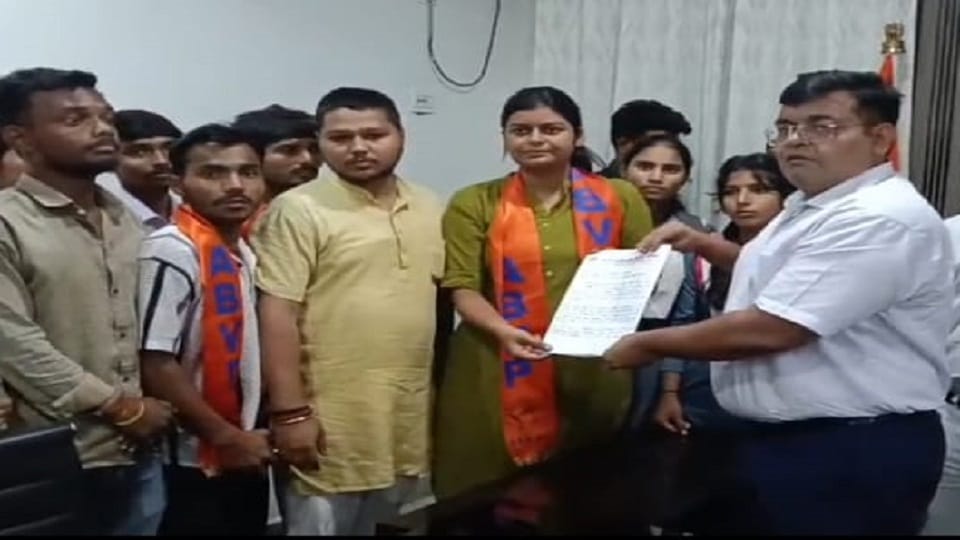 डीएम को ज्ञापन