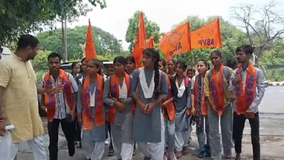 छात्र छात्राओं का हंगामा